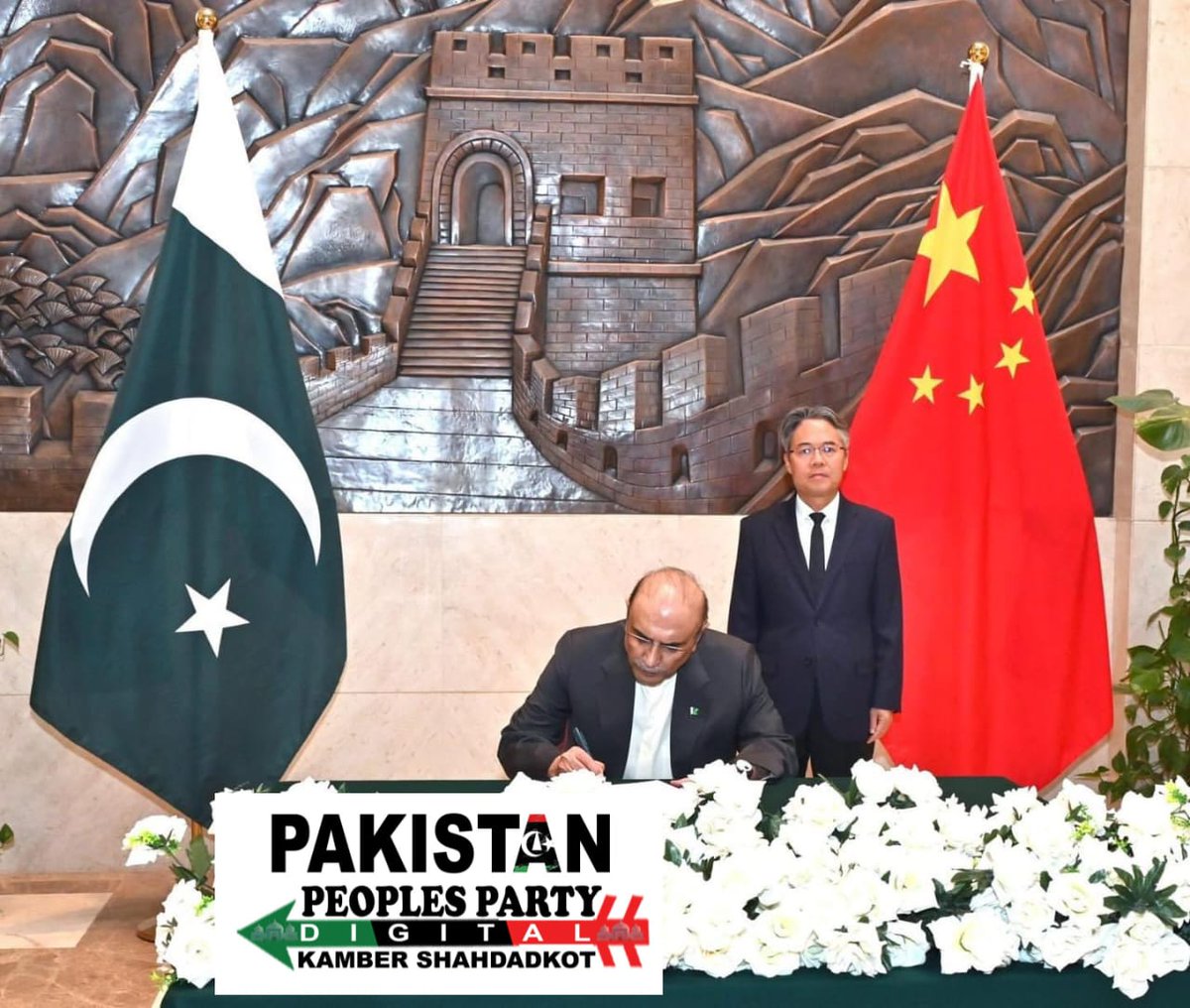 That's a heartfelt gesture by President Asif Ali Zardari, offering his condolences at the Chinese Embassy in Islamabad. 🙏 It's important to stand in solidarity during times of loss and show support to our friends. 🤝  #PakistanChina #PPPDigitalKSK