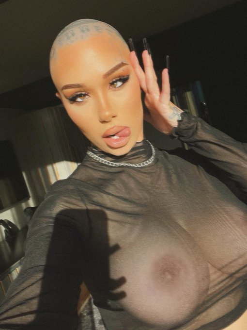 would you date a bald girl? 👩🏼&zwj;🦲 https://t.co/A0XJGn6f9r