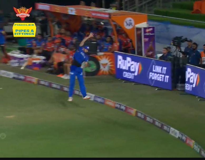 thesc25's tweet photo. Even the flying "Big" Tim David couldn't catch this 6 from Abhishek Sharma.
#IPLUpdate #IPL2024 #MumbaiIndians #SRHvsMi #OrangeArmy https://t.co/w9bTw9ziJg