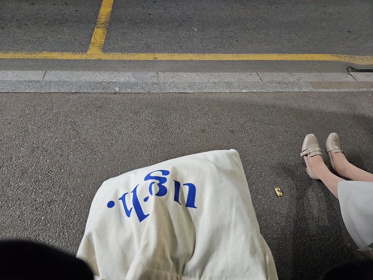 #여장 #CD #Crossdresser #女装 

남자들 사이에 앉다가 바로 옆자리에 여자 앉으면 조신해짐...ㅋㅋㅋ (3, 4번째 사진) 다리도 가리게되고 급하게 파운데이션 팩트꺼내서 화장하는척 ㅋㅋ