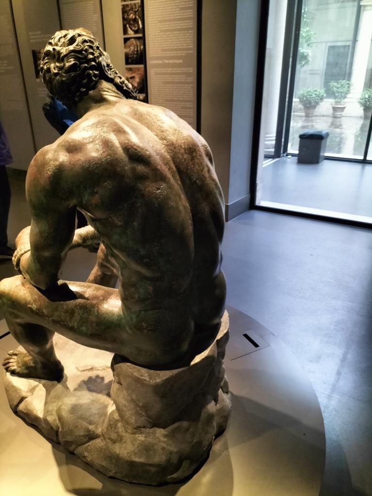 #Roma amoR today oltre la pioggia
(Museo nazionale romano)
'statua bronzea del Pugile in riposo,capolavoro di età ellenistic,grazie alla forza e alla potenza che esprime,colte in un momento di riposo e ripresa tra due combattimenti, è assurto a simbolo di resilienza e ripartenza'