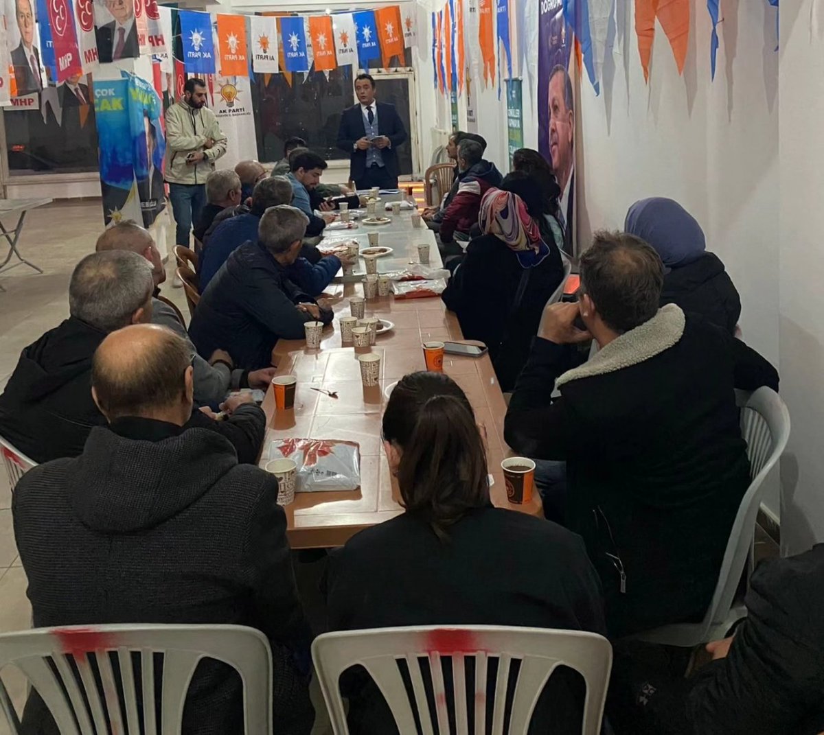 İlçe Başkan Yardımcımız, Seçim İşleri Başkanımız Av.Yusuf Asutay, Erenköy mahallesi sandık kurulu üyelerimizle bir araya gelerek seçim günü koordinasyon toplantısını gerçekleştirdi. #hazırızkararlıyız