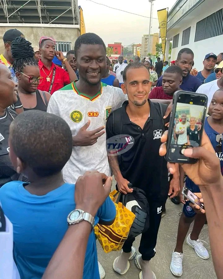 Camervibes_237's tweet photo. Nathan douala est devenu notre Kany West per 🥹❤️ la chaussure la nor ashhhh🇨🇲🤩 https://t.co/Uew9JpGrjV