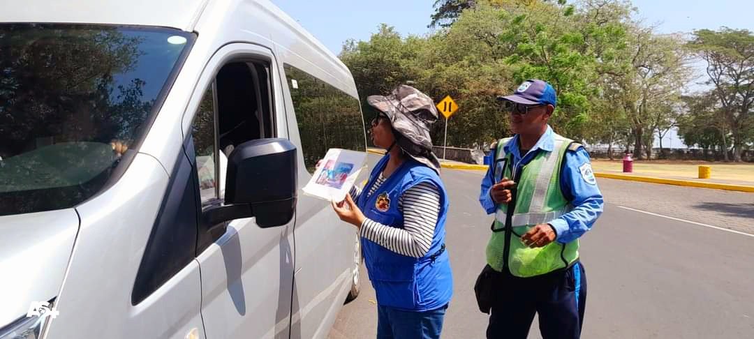 El <a href="/mifamilianic/">Ministerio de la Familia Nicaragua</a> y la Policía Nacional ofrecen charlas a los visitantes que frecuentan los centros turísticos de #Granada, con el objetivo de mejorar la experiencia y la seguridad de los turistas durante su estancia. 👮‍♂️🚔🏖👪

#AdelanteSiempre 
#VeranoAlegriaFamilia