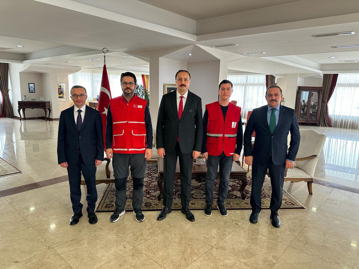 Büyükelçimiz Fatih Ulusoy'u ziyaret eden Kızılay Genel Merkez Kalite Yönetim Müdürü Murat Demir ve Satın Alma Uzmanı Bayram Altınsoy'a teşekkür ediyor, <a href="/Kizilay/">Türk Kızılay</a>'ımıza Kuzey Makedonya’daki çalışmalarında başarılar diliyoruz.