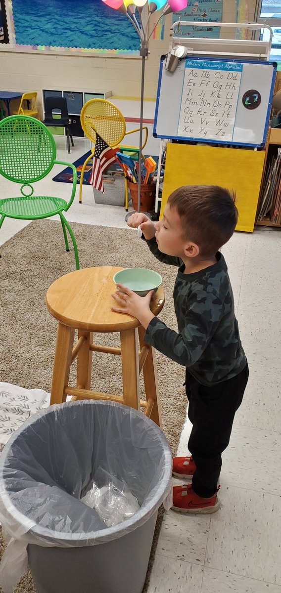 MsLieferKdg's tweet photo. Experimenting with shaped bubble wands to see what kind of bubboe comes out. #redbud132 https://t.co/eJz4zYJwdf