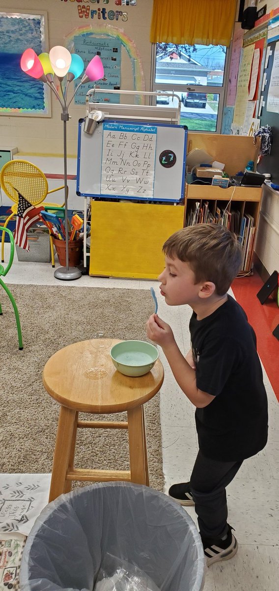 MsLieferKdg's tweet photo. Experimenting with shaped bubble wands to see what kind of bubboe comes out. #redbud132 https://t.co/eJz4zYJwdf