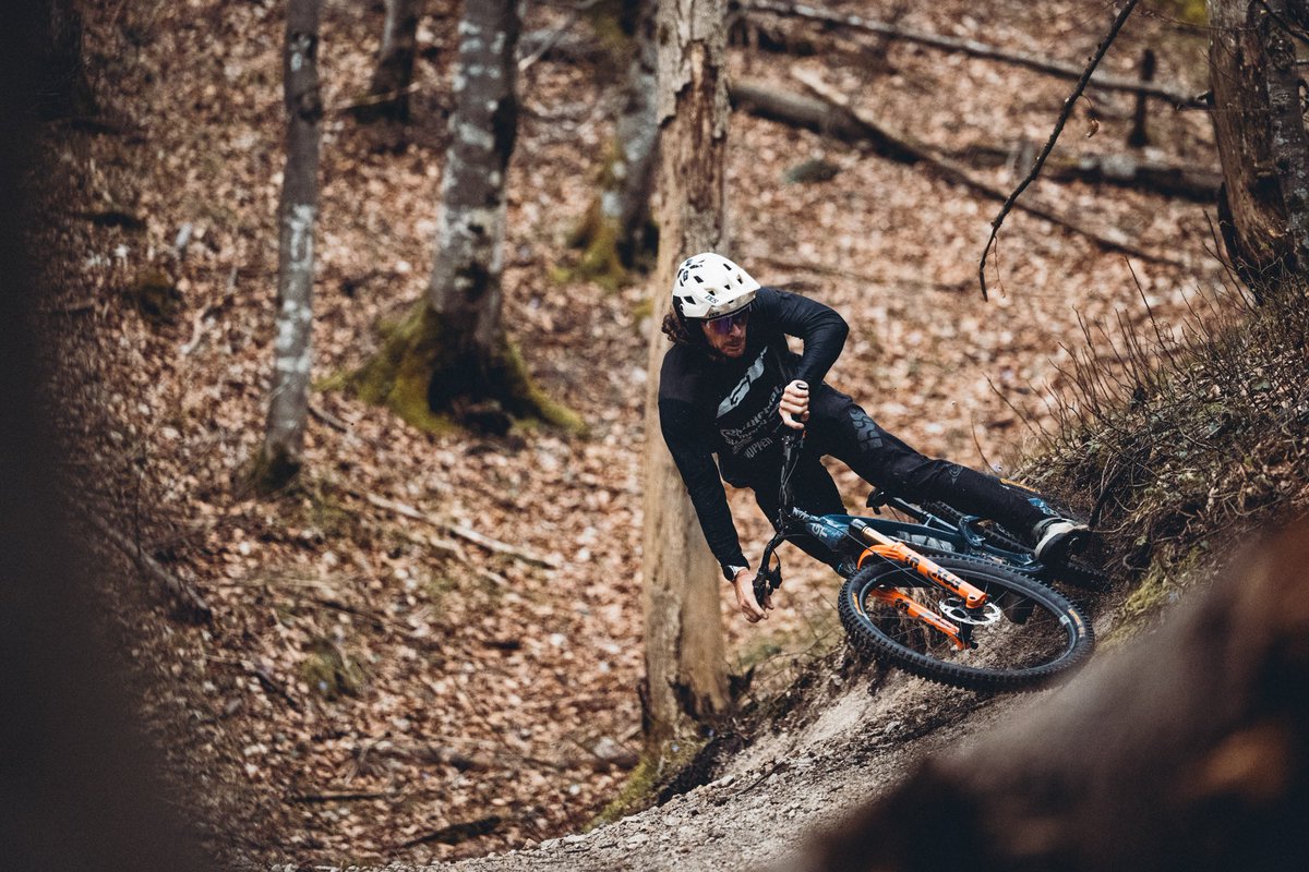 WynMasters's tweet photo. @ixsmtb just dropped the new #TriggerX helmet, all business up front and party at the back just how Gary likes it! 👌🏻🔥 🎥 @bayercb https://t.co/4ab73rD6kh