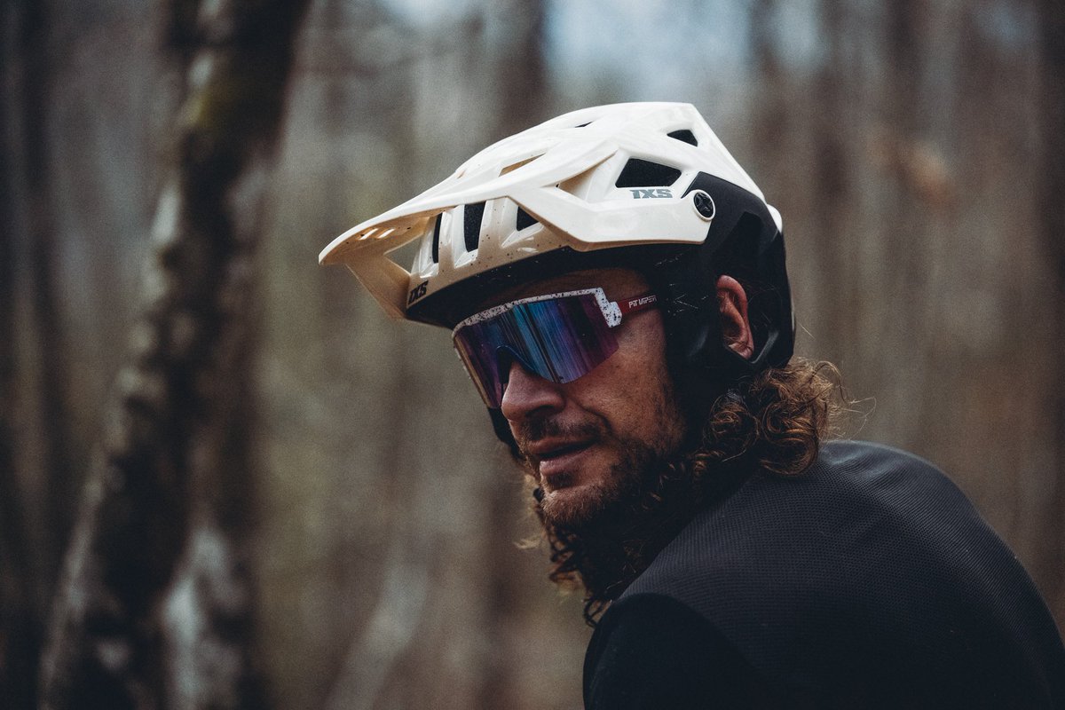 WynMasters's tweet photo. @ixsmtb just dropped the new #TriggerX helmet, all business up front and party at the back just how Gary likes it! 👌🏻🔥 🎥 @bayercb https://t.co/4ab73rD6kh