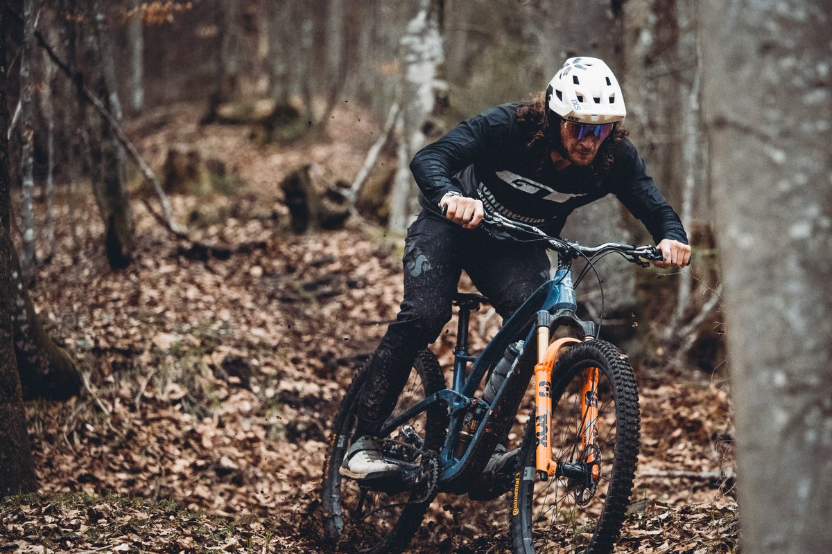 WynMasters's tweet photo. @ixsmtb just dropped the new #TriggerX helmet, all business up front and party at the back just how Gary likes it! 👌🏻🔥 🎥 @bayercb https://t.co/4ab73rD6kh