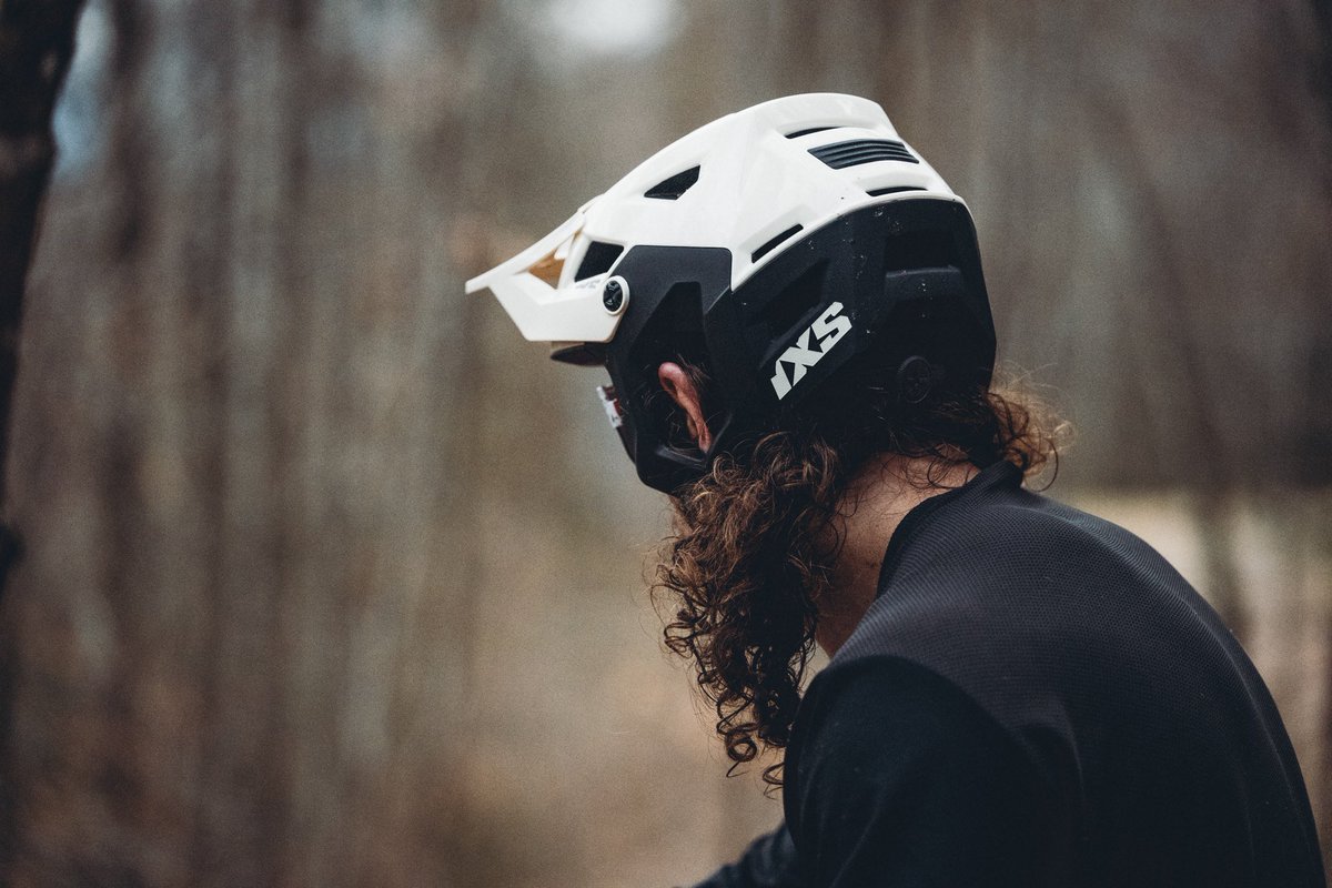 WynMasters's tweet photo. @ixsmtb just dropped the new #TriggerX helmet, all business up front and party at the back just how Gary likes it! 👌🏻🔥 🎥 @bayercb https://t.co/4ab73rD6kh