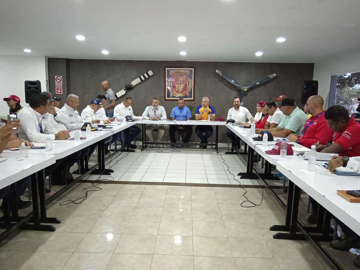 viceservicios's tweet photo. #EsNoticia || G/J @NestorLReverol lideró una reunión de trabajo con los alcaldes Bolivarianos del estado Nueva Esparta y los ministros que integran la #VPSOPS para avanzar de manera sostenida en la optimización de los servicios públicos en la isla caribeña

#LealesPorLaPaz https://t.co/KZ3L3yp3O2