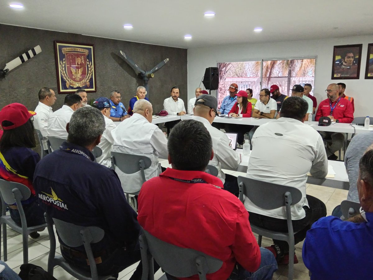 viceservicios's tweet photo. #EsNoticia || G/J @NestorLReverol lideró una reunión de trabajo con los alcaldes Bolivarianos del estado Nueva Esparta y los ministros que integran la #VPSOPS para avanzar de manera sostenida en la optimización de los servicios públicos en la isla caribeña

#LealesPorLaPaz https://t.co/KZ3L3yp3O2
