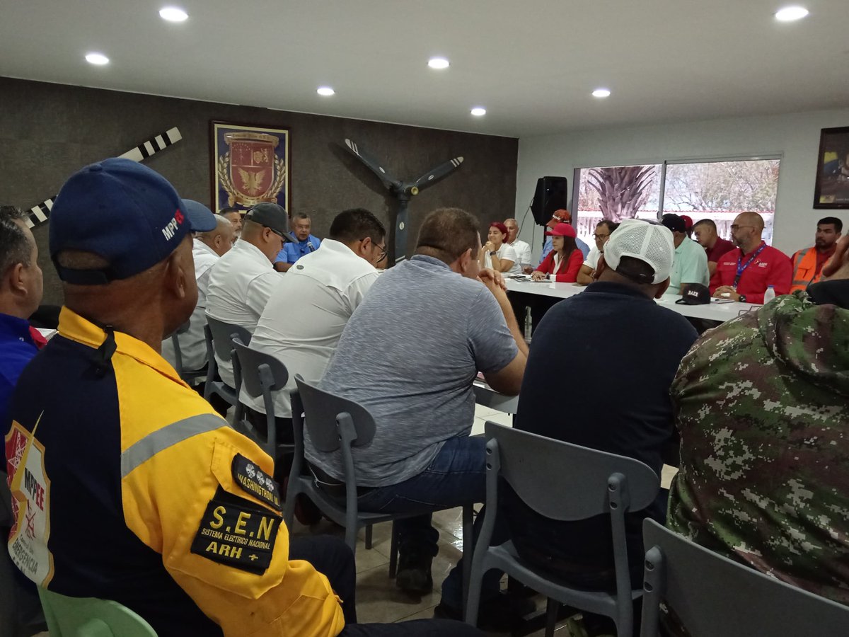 viceservicios's tweet photo. #EsNoticia || G/J @NestorLReverol lideró una reunión de trabajo con los alcaldes Bolivarianos del estado Nueva Esparta y los ministros que integran la #VPSOPS para avanzar de manera sostenida en la optimización de los servicios públicos en la isla caribeña

#LealesPorLaPaz https://t.co/KZ3L3yp3O2
