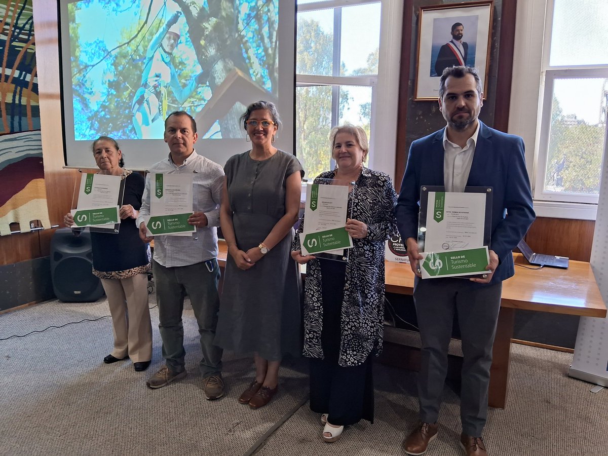 SernaturLagos's tweet photo. #AHORA la titular d @subturismo
Verónica Pardo, junto a @DPPOsorno
ClaudiaPailalef y @SeremieconomiaX entregan #SelloS,certificación #ESCNNA y #NoDejeRastro d @Sernatur a beneficiari@s del programa "Fortalecimiento y Recuperación del Turismo" del @GoreLosLagos  y @core_los_lagos https://t.co/DMiZtwQ7sg