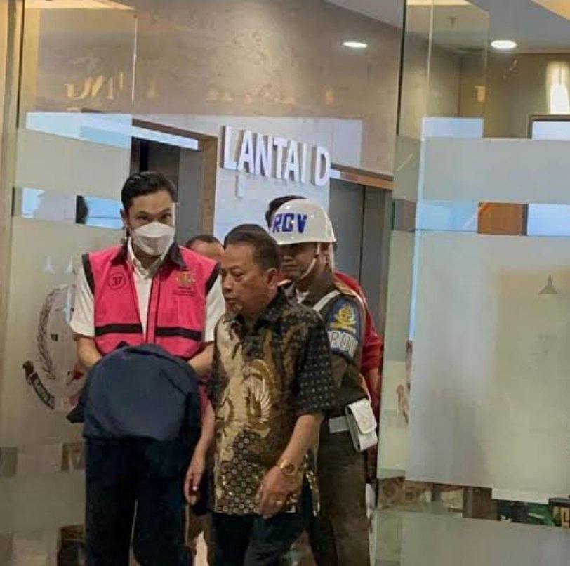 most1058's tweet photo. Kejaksaan Agung langsung menahan suami Sandra Dewi, Harvey Moeis usai ditetapkan sebagai tersangka kasus dugaan korupsi tata niaga komoditas timah wilayah Izin Usaha Pertambangan PT Timah Tbk tahun 2015-2022. #MostUpdate1058 https://t.co/Gvlf3yplPZ