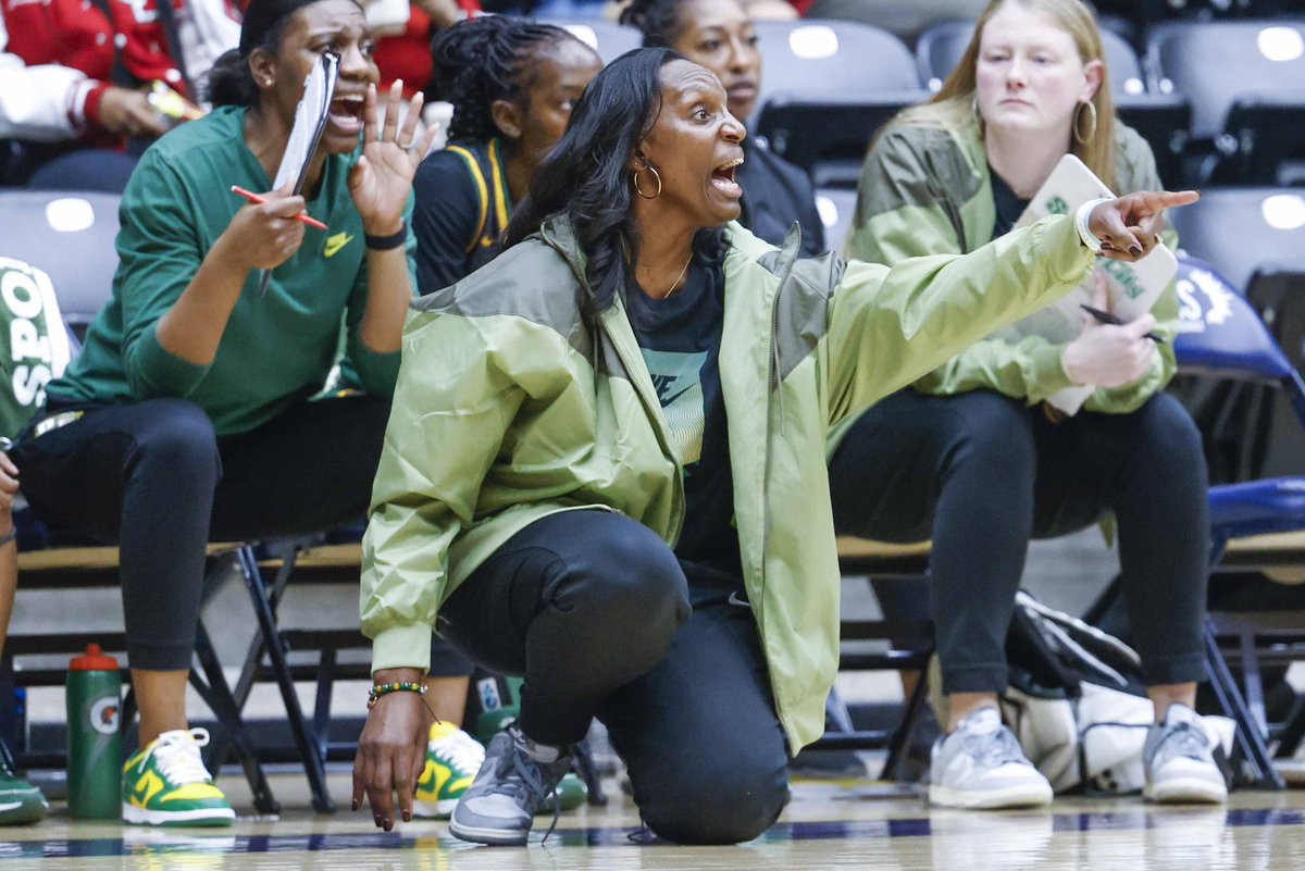 Four-time state champion Andrea Robinson is leaving 6A powerhouse DeSoto to become the girls basketball coach at Oak Cliff Faith Family.
Robinson led DeSoto to 4 state finals in 5 years, winning titles in 2021 and 2022.

Read: dallasnews.com/high-school-sp…

<a href="/SportsDayHS/">SportsDayHS</a> <a href="/Tabchoops/">𝙏𝘼𝘽𝘾🏀📋</a>