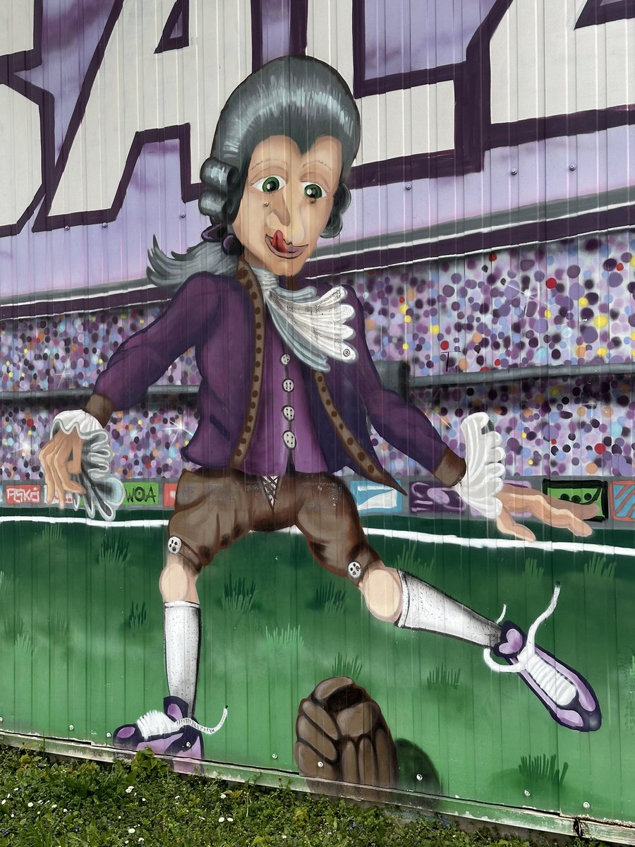 LaLigaenDirecto's tweet photo. ¿Qué harías si un multimillonario decide comprar tu equipo y su primera decisión es cambiar los colores y renegar de su historia?

Hoy visité el estadio del @AustriaSalzburg. Vistas brutales. Aviso, si lo lees te enamorarás 💜

El equipo que murió por culpa de Red Bull ⬇️ https://t.co/VElQ19C9D6