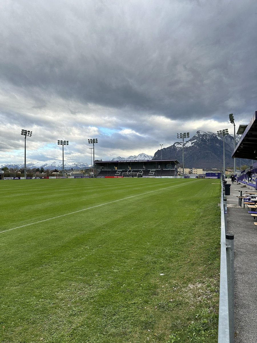 LaLigaenDirecto's tweet photo. ¿Qué harías si un multimillonario decide comprar tu equipo y su primera decisión es cambiar los colores y renegar de su historia?

Hoy visité el estadio del @AustriaSalzburg. Vistas brutales. Aviso, si lo lees te enamorarás 💜

El equipo que murió por culpa de Red Bull ⬇️ https://t.co/VElQ19C9D6