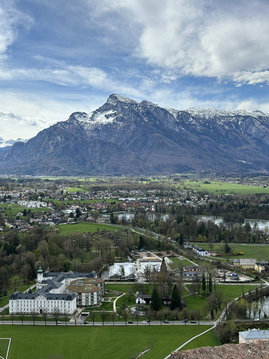LaLigaenDirecto's tweet photo. ¿Qué harías si un multimillonario decide comprar tu equipo y su primera decisión es cambiar los colores y renegar de su historia?

Hoy visité el estadio del @AustriaSalzburg. Vistas brutales. Aviso, si lo lees te enamorarás 💜

El equipo que murió por culpa de Red Bull ⬇️ https://t.co/VElQ19C9D6