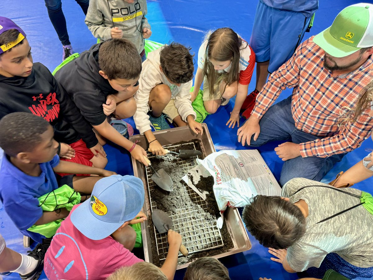 Neumis_Jackson's tweet photo. The 4th grade AgVenture field trip was amazing! The students made butter, planted vegetable seeds, made orange juice, pet a dairy cow, met a real cowboy, saw a bee hive and tasted Florida honey! @collierschools @VineyardsVipers @UF_IFAS https://t.co/iSHPVc7LAV