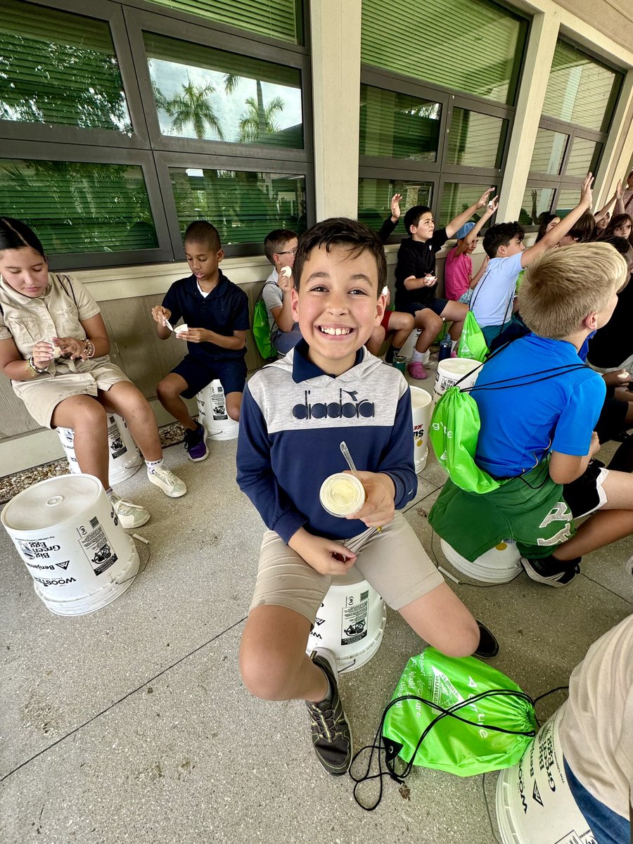 Neumis_Jackson's tweet photo. The 4th grade AgVenture field trip was amazing! The students made butter, planted vegetable seeds, made orange juice, pet a dairy cow, met a real cowboy, saw a bee hive and tasted Florida honey! @collierschools @VineyardsVipers @UF_IFAS https://t.co/iSHPVc7LAV
