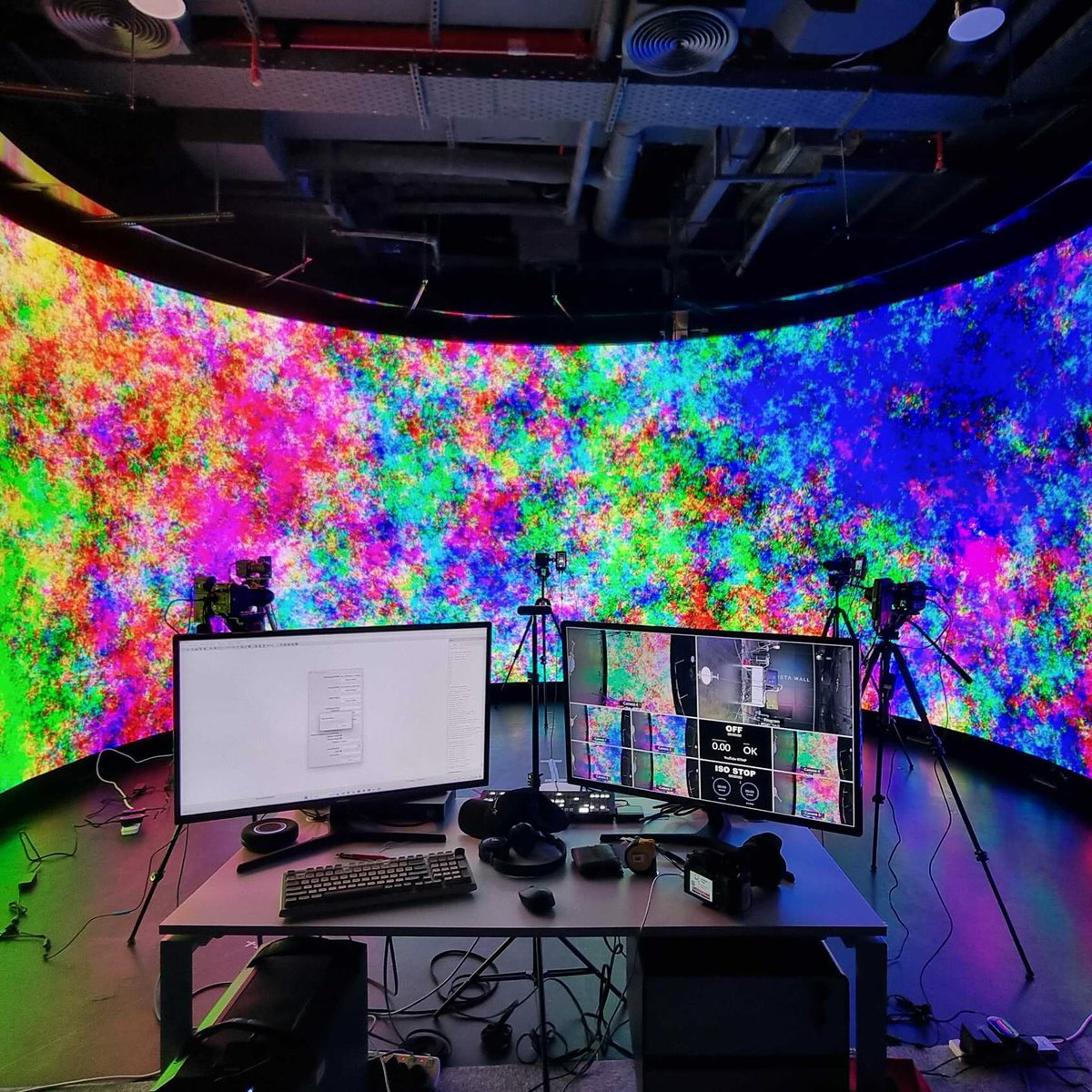 HaoLi81's tweet photo. Our brilliant team at @mbzuai  #metaversecenter setting up a a multicam system with #zcam inside our #metawall ready for some dynamic #NeRF capture. #ledwall #mbzuai #multiview #ai #genai #facecapture https://t.co/AH6Es6w82X