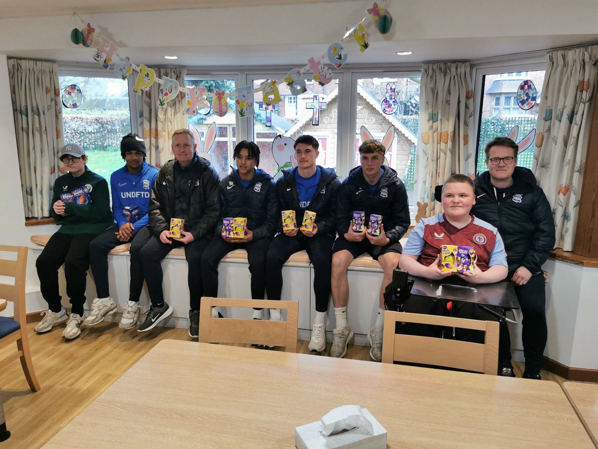 TimSmit50057774's tweet photo. Today, it was an absolute pleasure to be invited back to Acorns Hospice in Selly Oak to visit the young people and their families. We delivered Easter Eggs and supported the Easter Egg Hunt and played FIFA. Julie and the staff do an amazing job 👏👏👏👍👍💙💙⚽⚽Thank you 😊 https://t.co/Hgp76bG4sJ