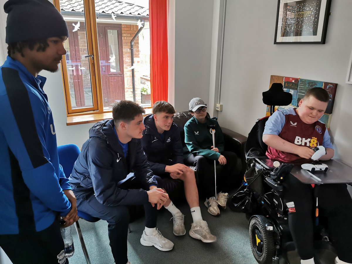 TimSmit50057774's tweet photo. Today, it was an absolute pleasure to be invited back to Acorns Hospice in Selly Oak to visit the young people and their families. We delivered Easter Eggs and supported the Easter Egg Hunt and played FIFA. Julie and the staff do an amazing job 👏👏👏👍👍💙💙⚽⚽Thank you 😊 https://t.co/Hgp76bG4sJ