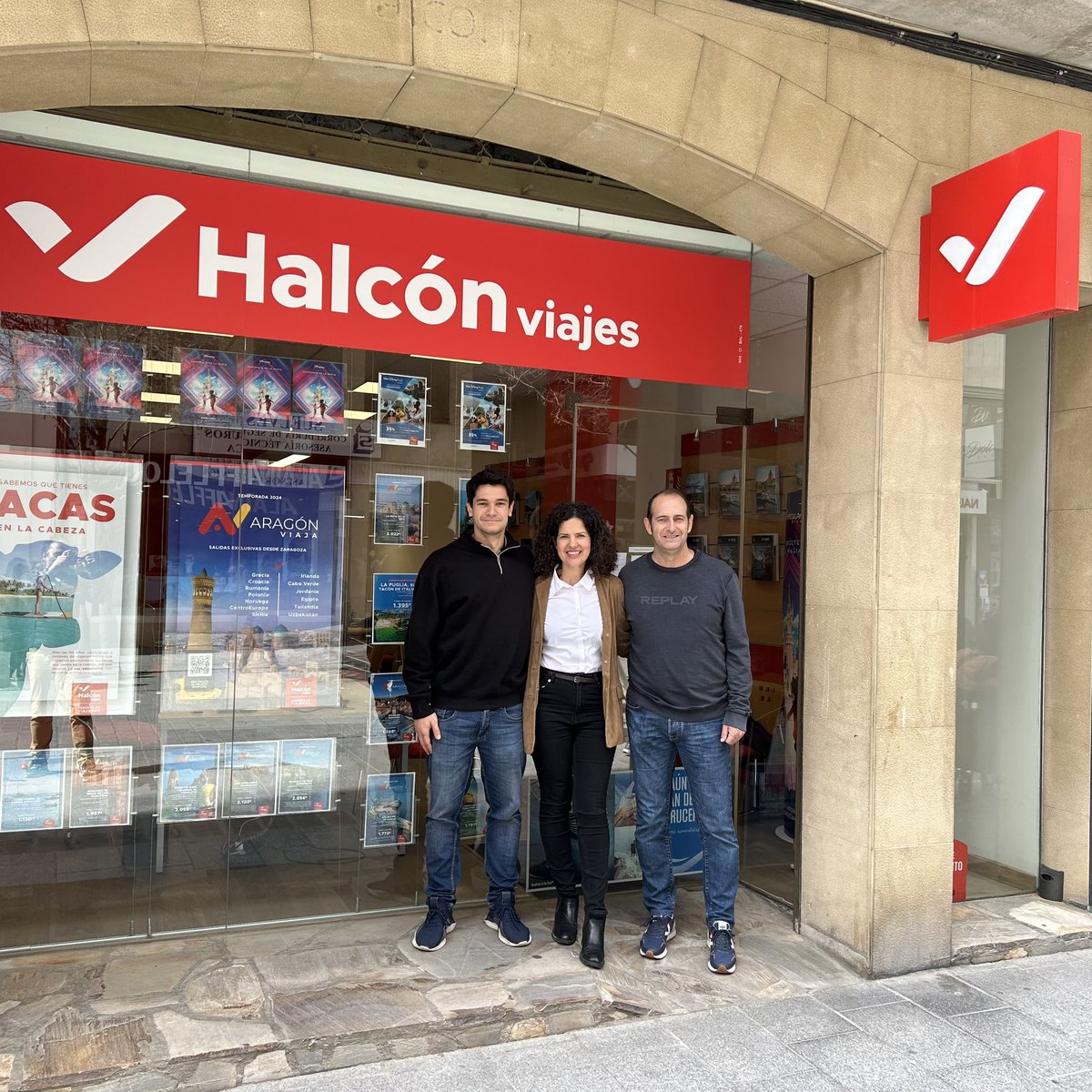 BmHuesca's tweet photo. 📰 Hoy hemos visitado la Oficina de @halconviajes para hablar del Bada @BmHuesca - Blendio @bmSinfin de este Sábado.
🎁 En el descanso, sorteo de un set de viaje para los abonados/as asistentes.
#BadaHuesca #HuescaLaMagia #LigaPlenitude #ASOBAL #HCASIN #Balonmamo #Handball https://t.co/COK1kMVNo6