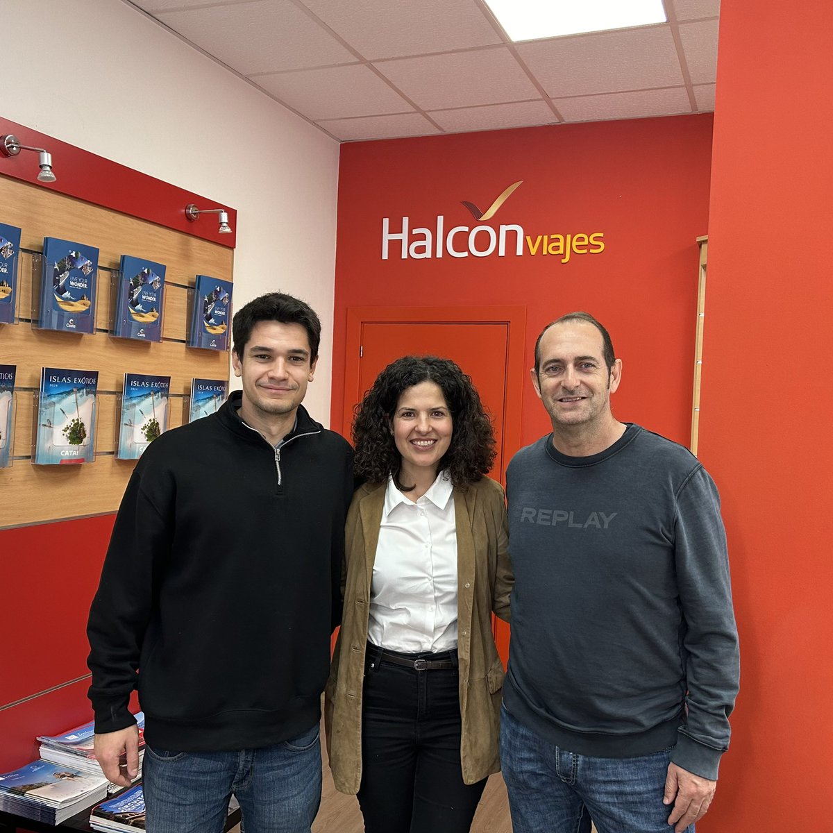 BmHuesca's tweet photo. 📰 Hoy hemos visitado la Oficina de @halconviajes para hablar del Bada @BmHuesca - Blendio @bmSinfin de este Sábado.
🎁 En el descanso, sorteo de un set de viaje para los abonados/as asistentes.
#BadaHuesca #HuescaLaMagia #LigaPlenitude #ASOBAL #HCASIN #Balonmamo #Handball https://t.co/COK1kMVNo6