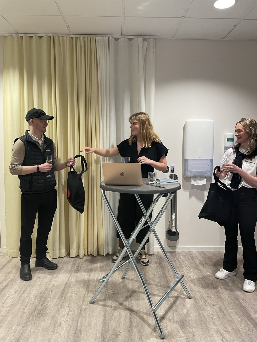 Äntligen kan vi meddela att vår bok ”Få råd med dina drömmar” finns som ljudbok

Boken handlar förstås om privatekonomi och du kan lära dig om allt från sparande, aktier och investeringar till lån försäkringar och pension📈

Boken finns hos Storytel, Nextory &amp; Bookbeat 🔊