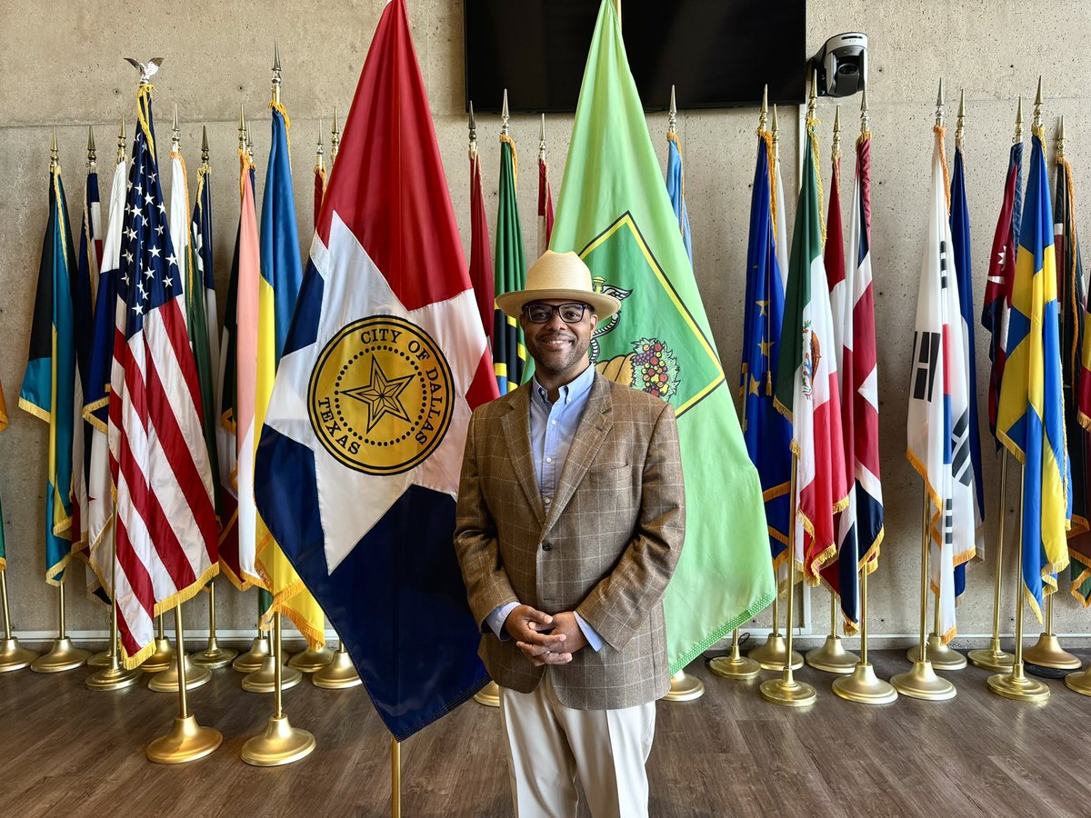 Today, I unveiled the flag of Kharkiv, Ukraine in Dallas City Hall's Flag Room. Kharkiv Mayor Igor Terekhov and I agreed to display each other's city flags after signing a Friendship Agreement last month. Dallas continues to stand with Ukraine. 🇺🇦🇺🇲