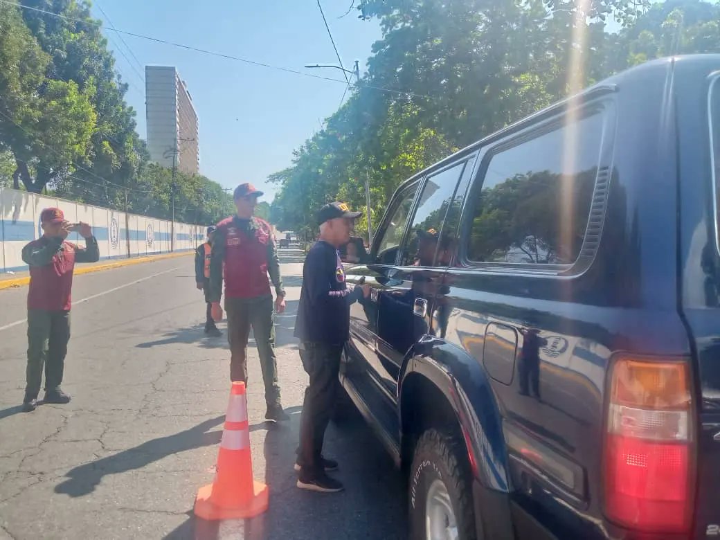 DPDLaGuaira2's tweet photo. #Hoy #27Mar la Dirección General de Prevención del Delito junto a funcionarios de la PNB y Guardias del Pueblo, se realizo punto de control preventivo.
#SemanaSantaDePaz
#DPDOficial
@DPDOficial
@edgar_arteaga86
@remigioceballos
@MijpVzla
@PalenciaEndes
@NicolasMaduro https://t.co/pkHQGNuUfO