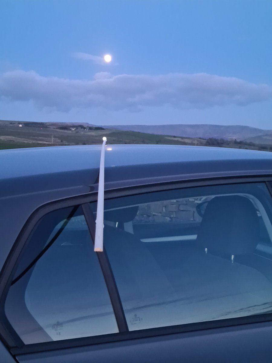 BeagonP's tweet photo. Measuring the apparent angular diameter of the Moon and hence its distance, last Sunday evening as part of my OU astronomy course.  Came to 353190 km. Not bad estimate for five minutes with a 2 m stick and a 5p piece. Feeling in touch with my inner Eratosthenes!#openuniversity https://t.co/v83eXbB4fQ