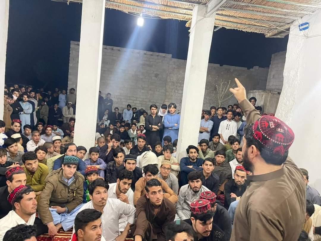 aliwazirfun's tweet photo. اوس د وخت د شپې ملی مشر منظورپشتین په خیبر اولسوالې جمرود سیمه کې اولس ته د مضبوط او منظم تنظیم جوړه ولو باندې ګټورې خبرې وکړې.💗🌹ملی مشر منظورپشتین سره د جمرود اولس وعده وکړه چی مونږ به کلی په کلی یونټ سازی کوو او یو مضبوط منظم تنظیم به په ګړده سیمه کې جوړه وو انشاءالله.✌✊ https://t.co/HQPF3i5NOS