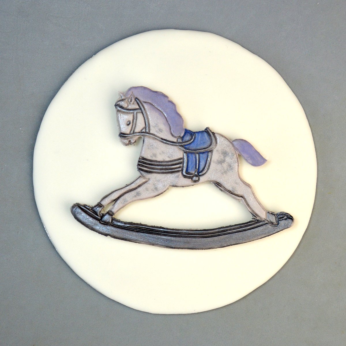 Here is a cake and plaque from todays cake club dem that Marion decorated using our Mini Quilter t.ly/ijpA6 , the lace cutter from our Patchwork Squares Set t.ly/0x3Wf and our Rocking Horse t.ly/v5uL6

#cakedecorating #cakedesign