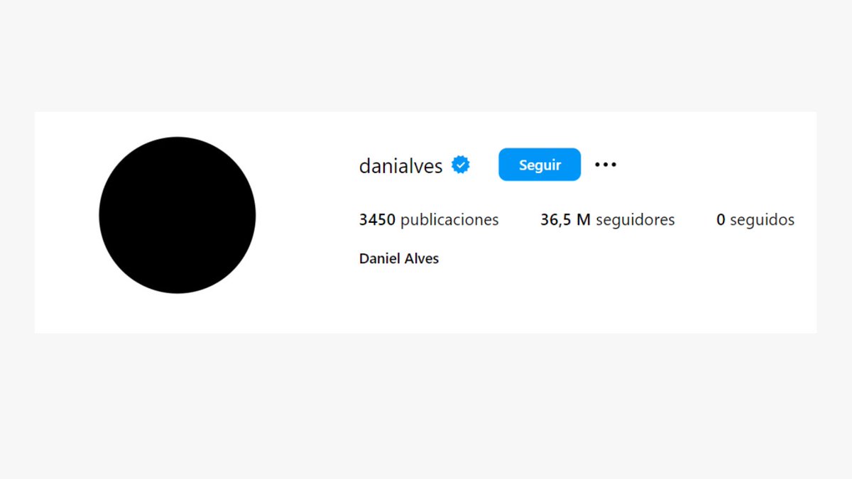 GearsCGO10's tweet photo. Dani Alves salió de la cárcel y nuevamente podemos verlo en Instagram, al menos ya sin ese círculo negro 🤯 https://t.co/Hev4tIysr9