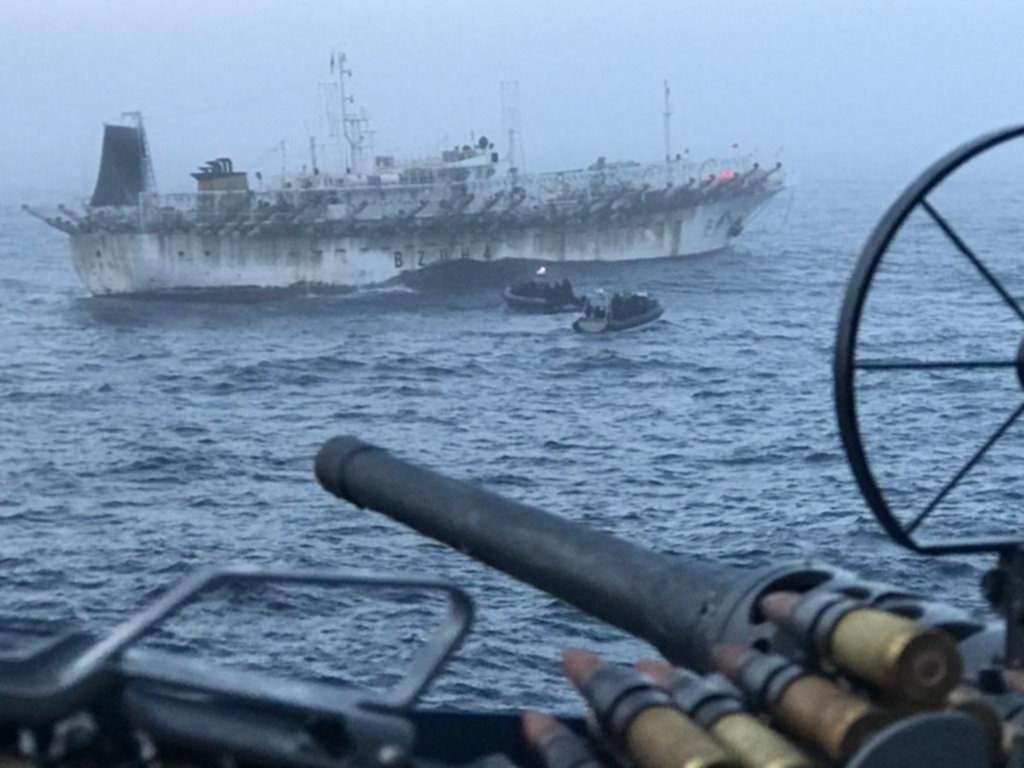 therealbuni's tweet photo. Petri ascendió a la locura y mandó a abordar un pesquero chino que estaba de ilegal en nuestro territorio
No argentina no detenía un barco ilegal chino desde el 2019 https://t.co/YyGH9RQxpD