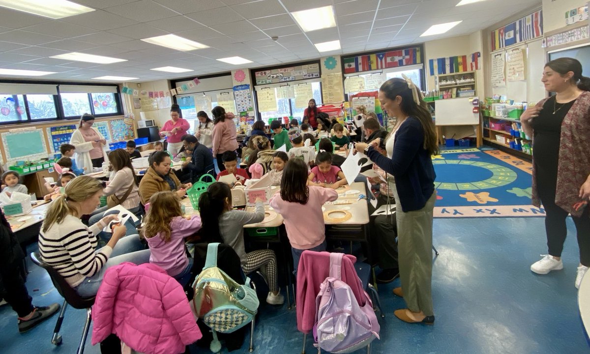 Families in Mrs. Henriquez and Mrs. Patterson’s Dual Language Grade 1 Class celebrated the Spring season with a family craft ⁦@BrookAveSchool⁩ ⁦@BayShoreSchools⁩.