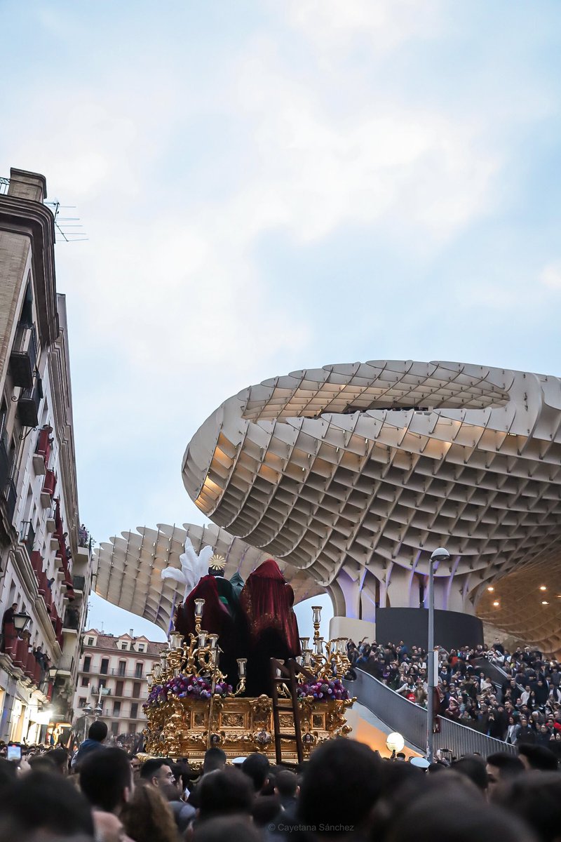 cayetanasb's tweet photo. @Hdad_del_Carmen en la Plaza de la Encarnación.
📸 Cayetana Sánchez
@csbfotografia 
 #SSantaSevilla24 https://t.co/vcpMm5J36g