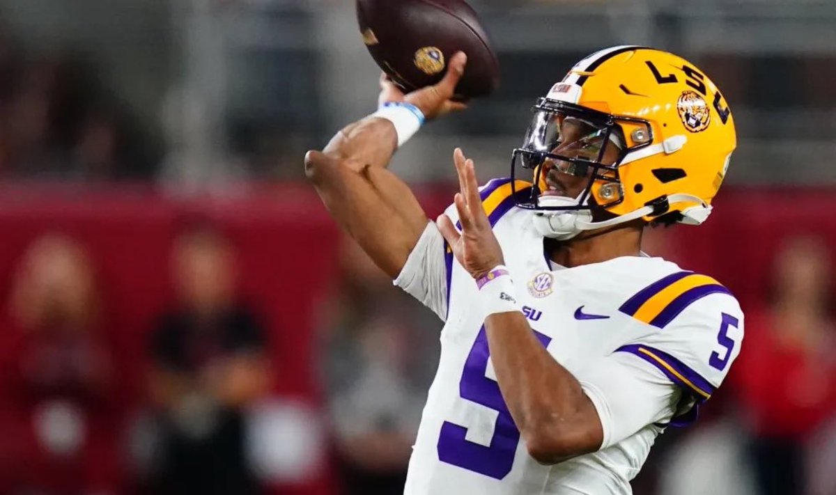 NFL_DovKleiman's tweet photo. A photo of LSU QB Jayden Daniels's elbow is going viral... 😳 https://t.co/8lrsq1XJ4l
