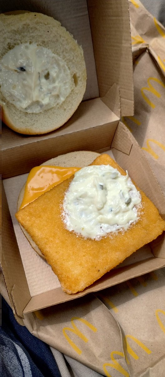 andrewayala007's tweet photo. @McDonalds so I guess shrinkflation is Real 🤔🤔🤔🤬🤬🤬 you're charging the same price for a much smaller product , make it make sense #shrinkflation this is the last time I buy a fish sandwich from you 🤷🏽‍♀️🤷🏽‍♀️🤷🏽‍♀️ https://t.co/xOrbPFkAyQ
