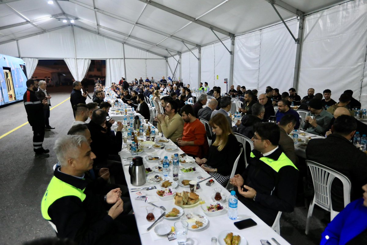 Bugün de @ietttr Edirnekapı garajında emektar mesai arkadaşlarımızla iftarımızı açtık. Çalışan, üreten, yarına umutla bakan bir anlayışla hizmete devam. @istanbul.basardi @istanbulbuyuksehirbld @irfan_demet @ekrem_imamoglu