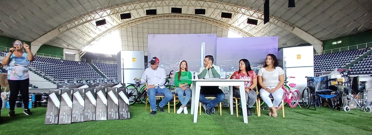 #27Mar Alcalde <a href="/LuisJonasReyes/">Luis Jonás Reyes</a> " Hoy hemos querido hacer este acto, para atender las solicitudes de las redes sociales ya sea a través del programa #EntreTodos  o #IribarrenSeTransforma 📻
#LealesPorLaPaz