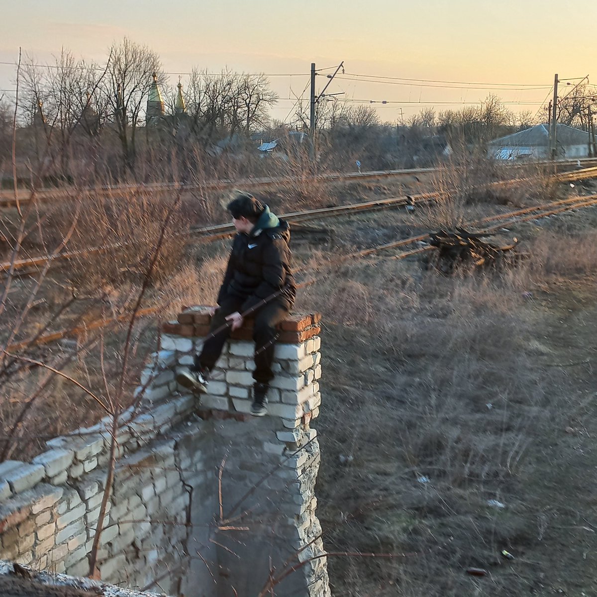melkayamraz's tweet photo. Сегодня меня водили на очередное заброшенное аварийное здание хвхаха https://t.co/Zw8yeQnnTa