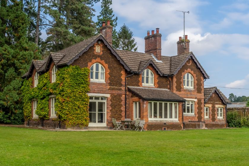 HideawaysGroup's tweet photo. Want to escape somewhere a bit different? We have 2024 availability for Garden House! 🙌

🛏️ Sleeps 8 | 4 bedrooms | 2 bathrooms | Dog friendly

This charming detached Norfolk hideaway is owned by HM The King! 🏡

https://t.co/AEymFs6uMc https://t.co/wX6LkoiKee