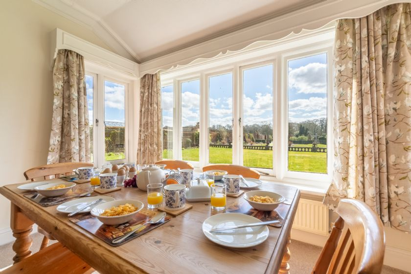 HideawaysGroup's tweet photo. Want to escape somewhere a bit different? We have 2024 availability for Garden House! 🙌

🛏️ Sleeps 8 | 4 bedrooms | 2 bathrooms | Dog friendly

This charming detached Norfolk hideaway is owned by HM The King! 🏡

https://t.co/AEymFs6uMc https://t.co/wX6LkoiKee