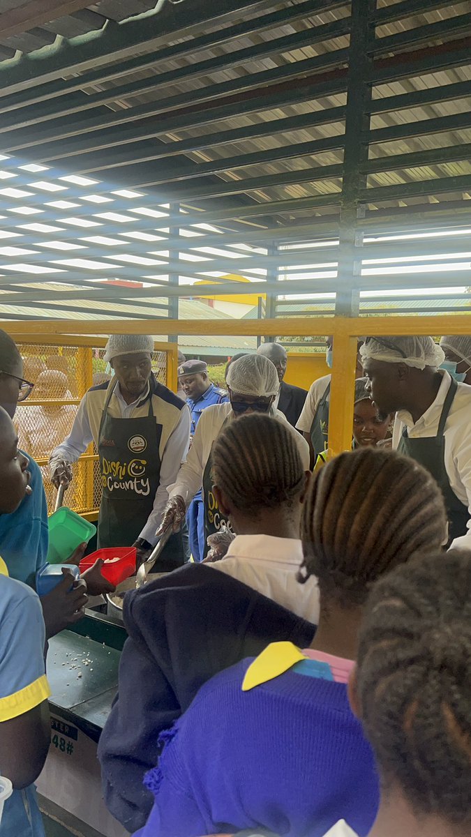 Today the Governor @SakajaJohnson was in Kiamaiko Ward,Mathare together with the area Member of Parliament Hon. Oluoch and the Food for education founder my friend @wawiranjiru for the dishi na county Mathare kitchen’s groundbreaking. Watoto wadishi wasome 🙏🏼🙏🏼