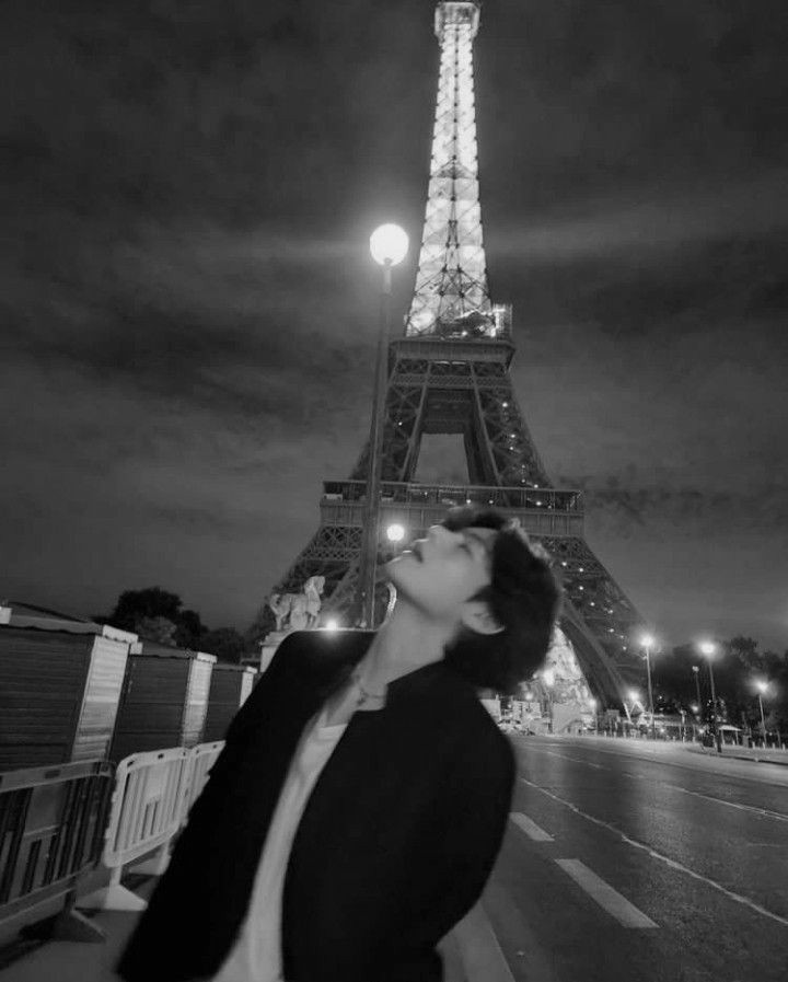 rexoults's tweet photo. Kıyamet ertesi kafam beni yeniden sana getirdi. Paris, bana şaraplarımı ve aklımı geri ver kâfi. https://t.co/qtL4J1xsRF